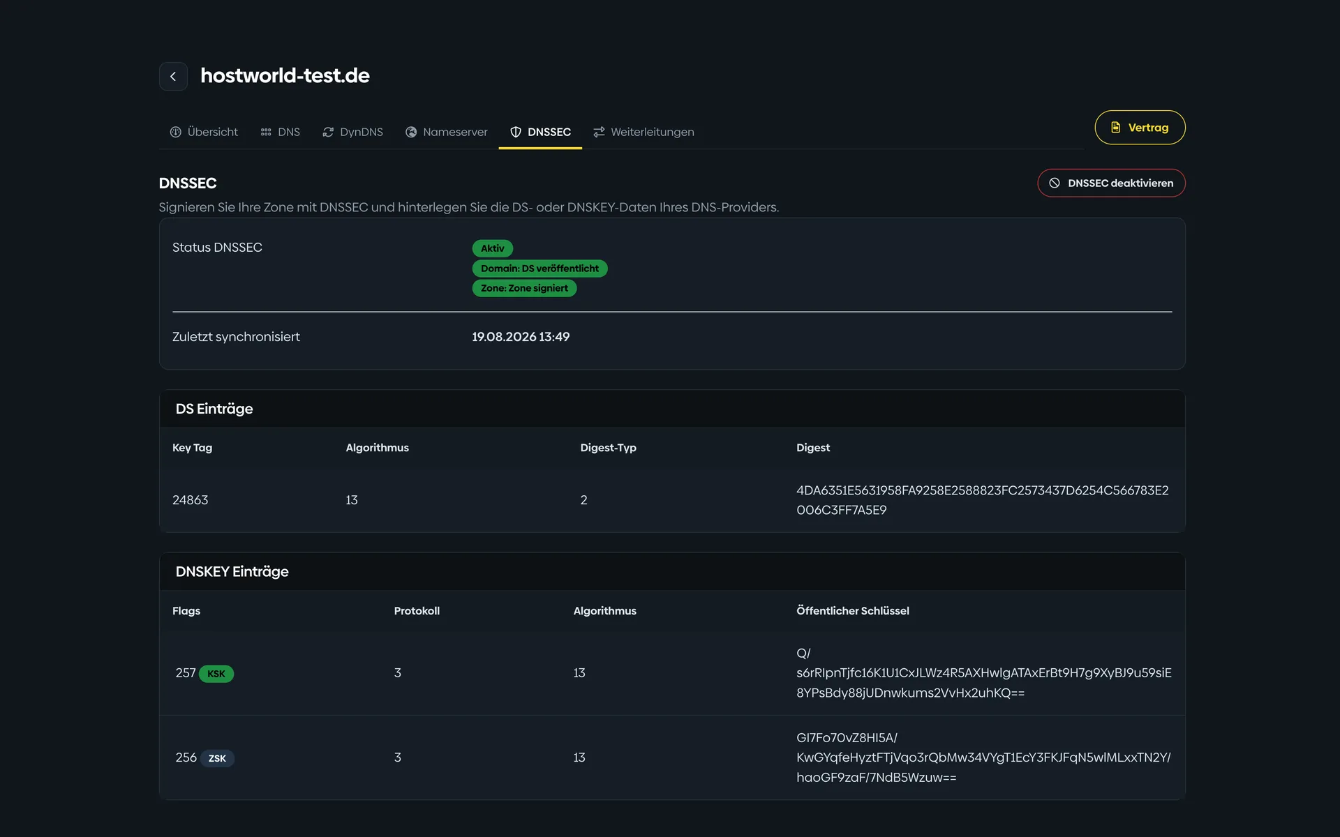 DNSSEC view in the Customer Menu with the status indicators “Aktiv” (active), “DS veröffentlicht” (DS published), and “Zone signiert” (zone signed), plus the DS and DNSKEY records
