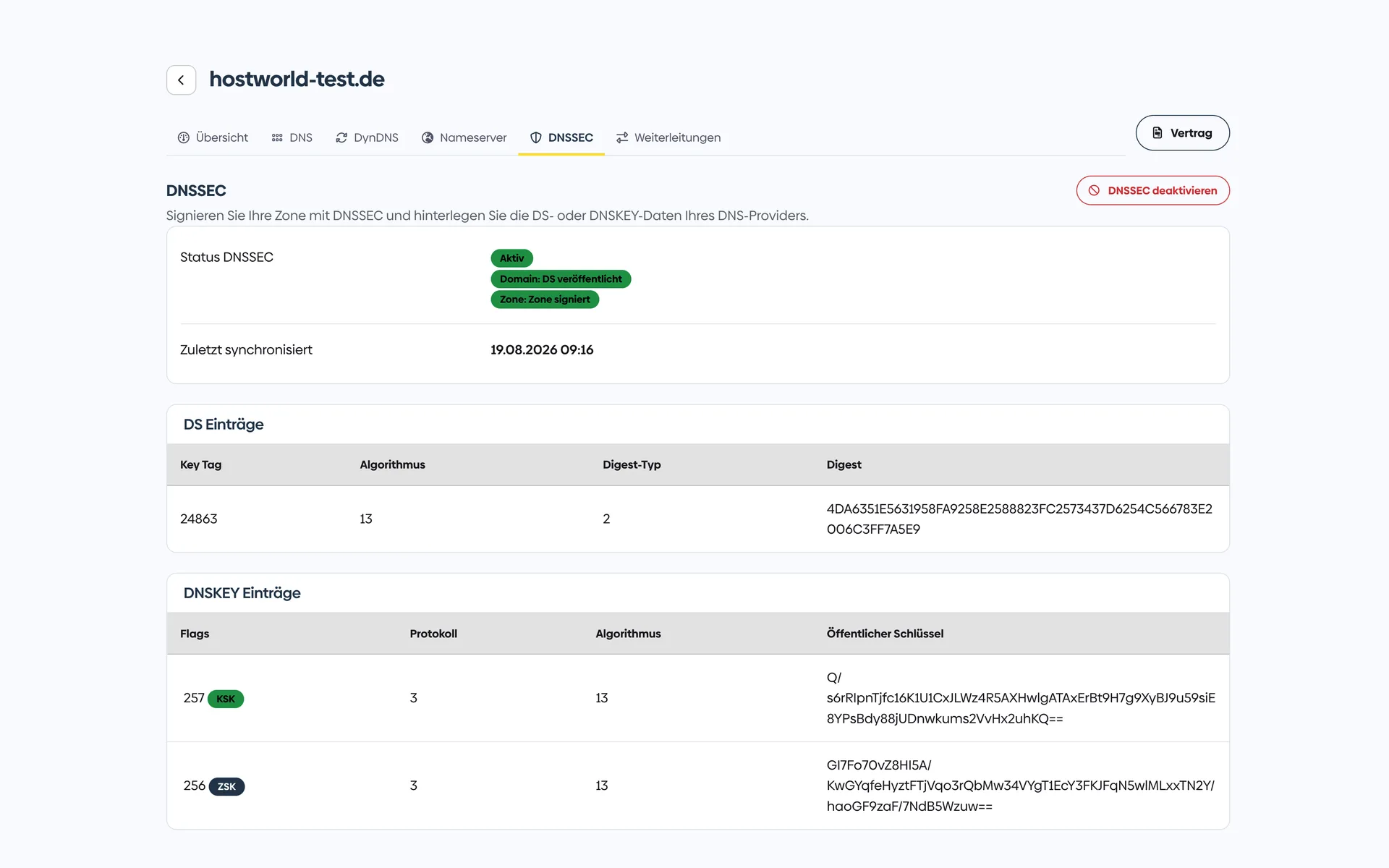 DNSSEC view in the Customer Menu with the status indicators “Aktiv” (active), “DS veröffentlicht” (DS published), and “Zone signiert” (zone signed), plus the DS and DNSKEY records